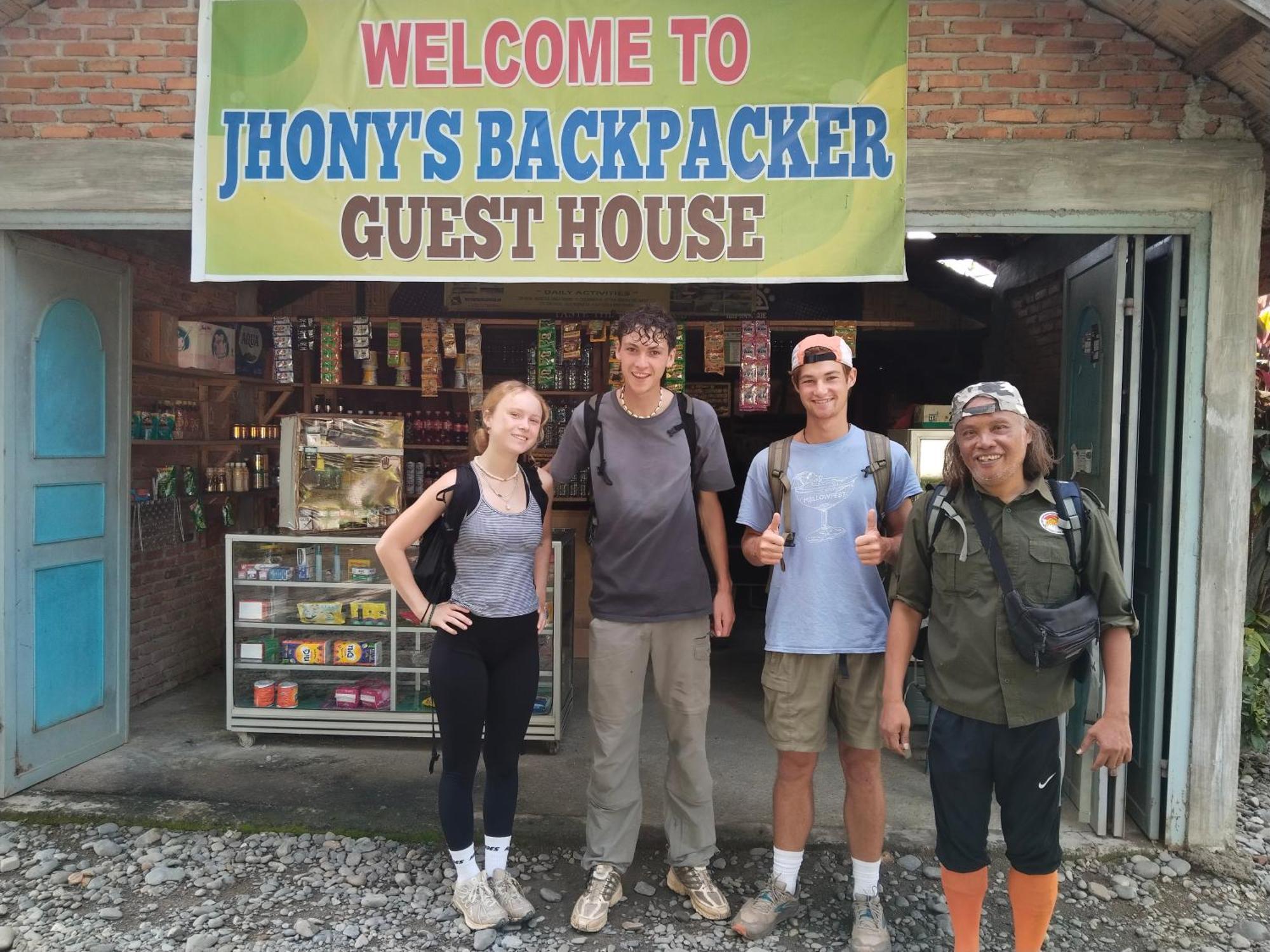 Jhony'S Backpacker-Guest House Only Stay Here Book Treking With Us بوكيت لاوانج المظهر الخارجي الصورة